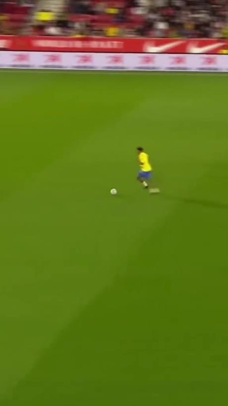 45歲還開(kāi)掛！小羅再現(xiàn)牛尾巴過(guò)人，微笑單挑門(mén)將輕松打進(jìn)